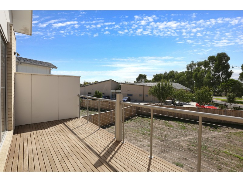33 Broadbeach Circuit, Sanctuary Lakes VIC 3030