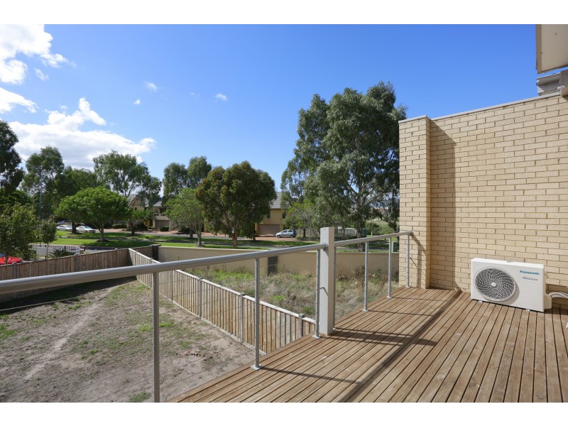 33 Broadbeach Circuit, Sanctuary Lakes VIC 3030