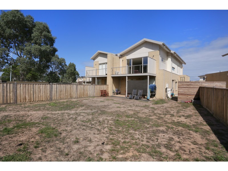 33 Broadbeach Circuit, Sanctuary Lakes VIC 3030
