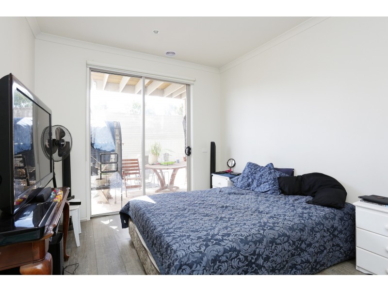 33 Broadbeach Circuit, Sanctuary Lakes VIC 3030