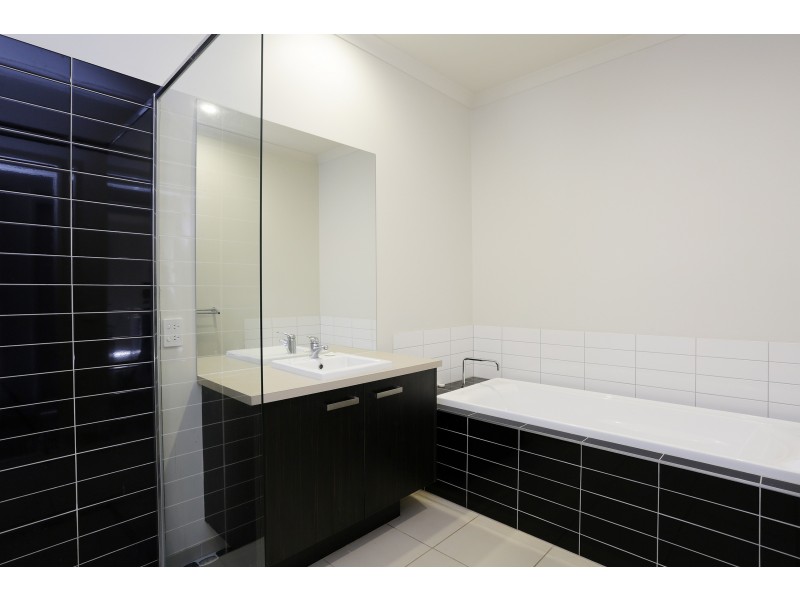 33 Broadbeach Circuit, Sanctuary Lakes VIC 3030