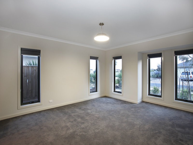 19 Manhattan Close, Point Cook VIC 3030