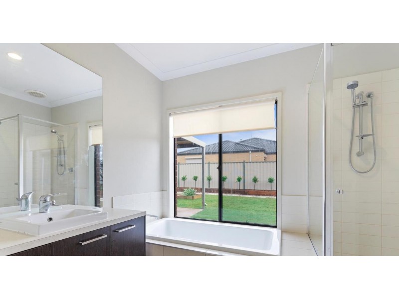 5 Pinoak Street, Point Cook VIC 3030