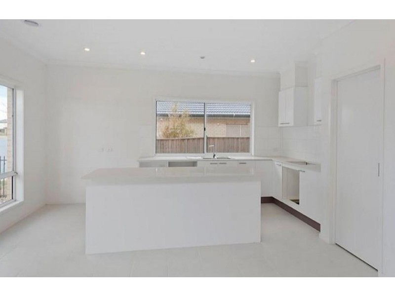 26 Watersedge Cove, Sanctuary Lakes VIC 3030