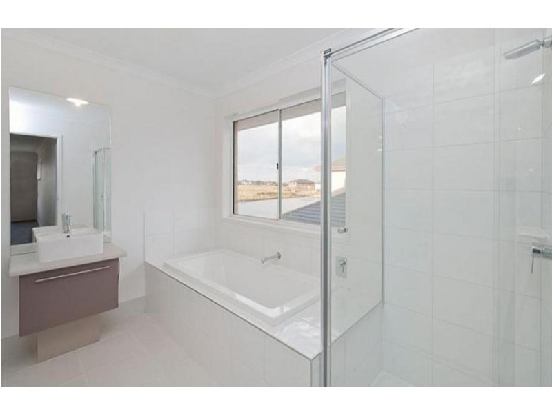 26 Watersedge Cove, Sanctuary Lakes VIC 3030