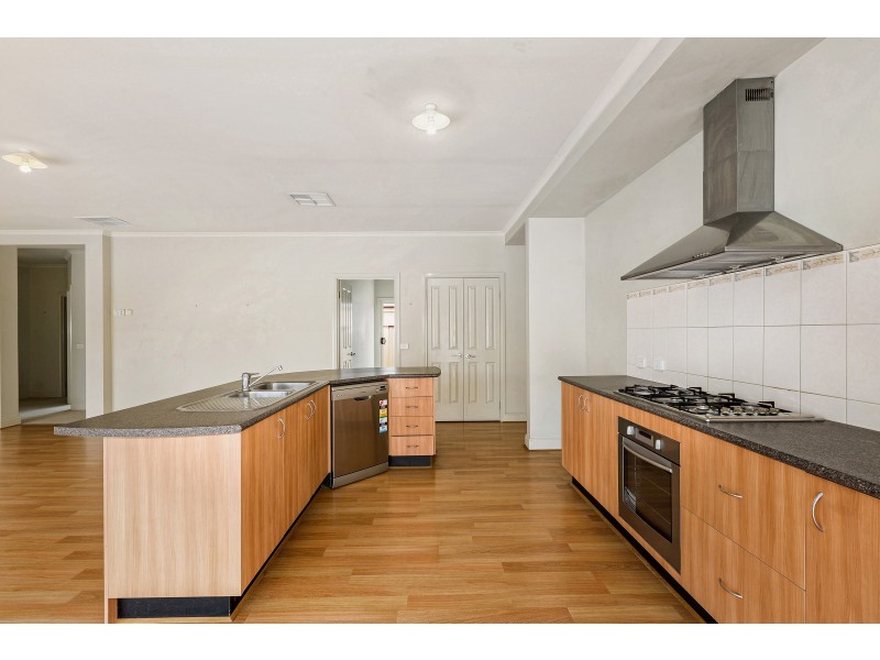 82 Shaftsbury Boulevard, Point Cook VIC 3030