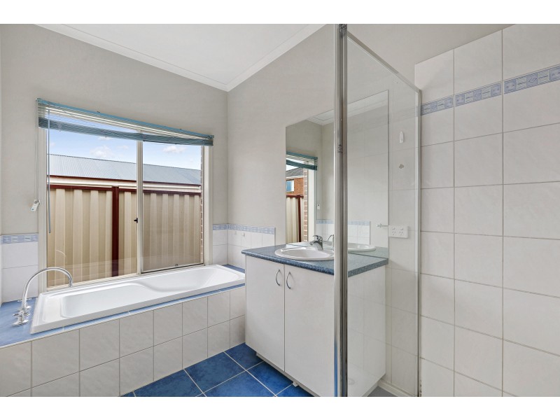 82 Shaftsbury Boulevard, Point Cook VIC 3030