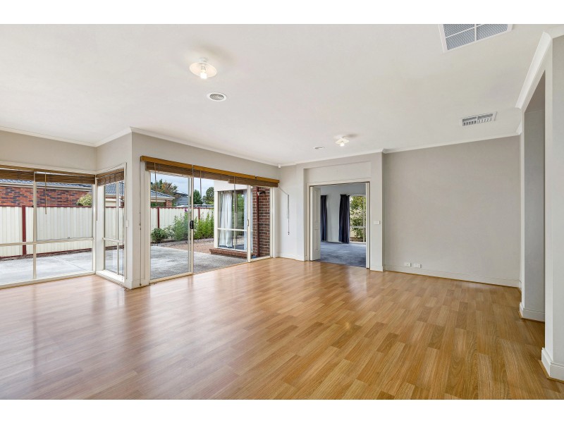 82 Shaftsbury Boulevard, Point Cook VIC 3030