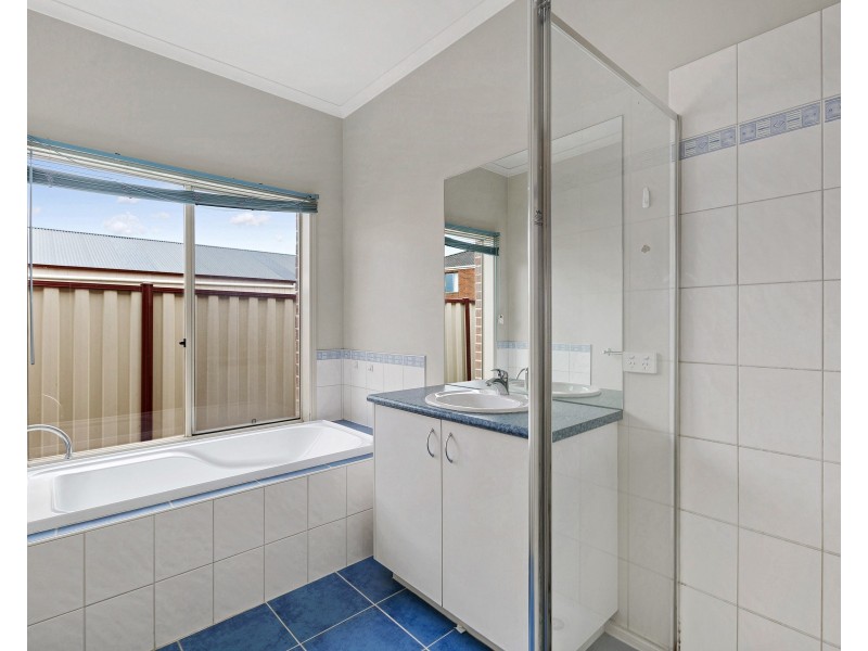 82 Shaftsbury Boulevard, Point Cook VIC 3030