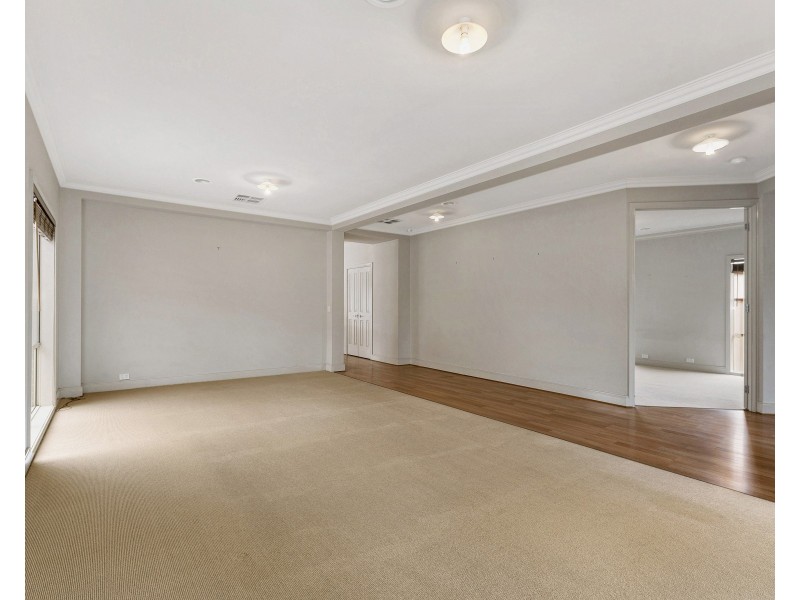 82 Shaftsbury Boulevard, Point Cook VIC 3030