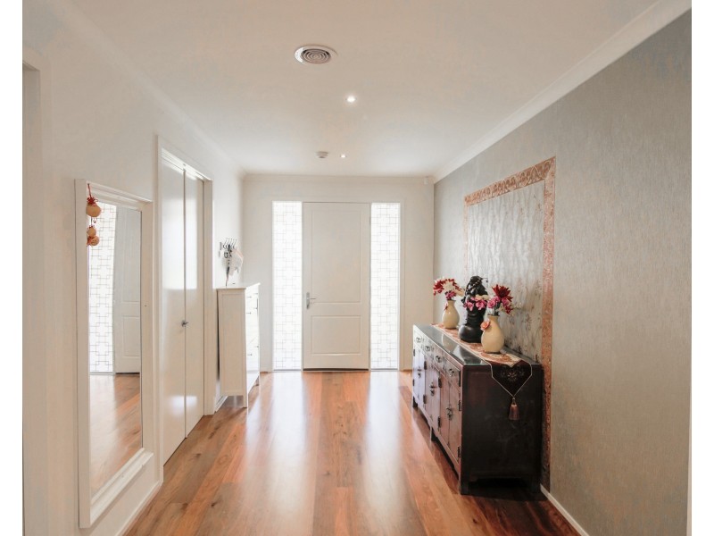 6  Tarcoola Crescent, Sanctuary Lakes VIC 3030