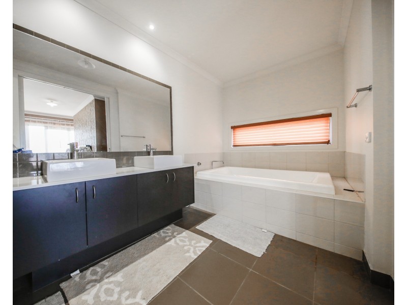 6  Tarcoola Crescent, Sanctuary Lakes VIC 3030