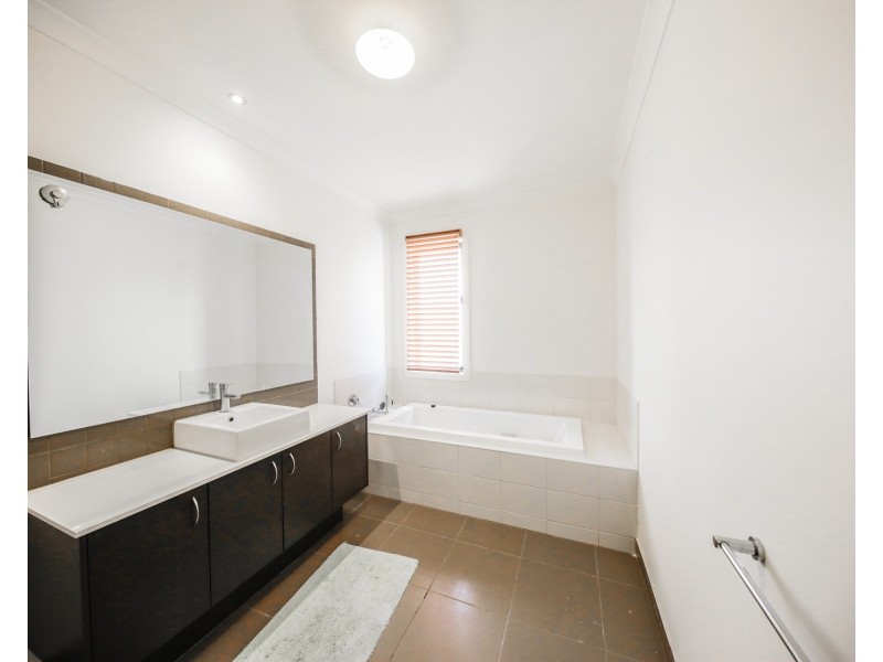 6  Tarcoola Crescent, Sanctuary Lakes VIC 3030