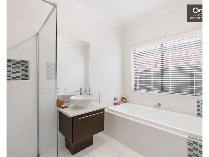 18 Beaurepaire Drive, Point Cook VIC 3030