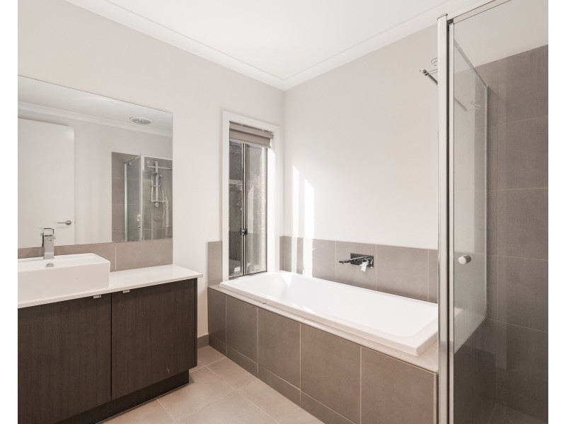 33 Lambourne Avenue, Truganina VIC 3029