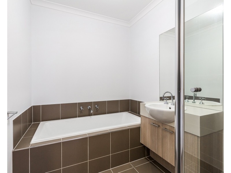 5 Beachside Crescent, Point Cook VIC 3030