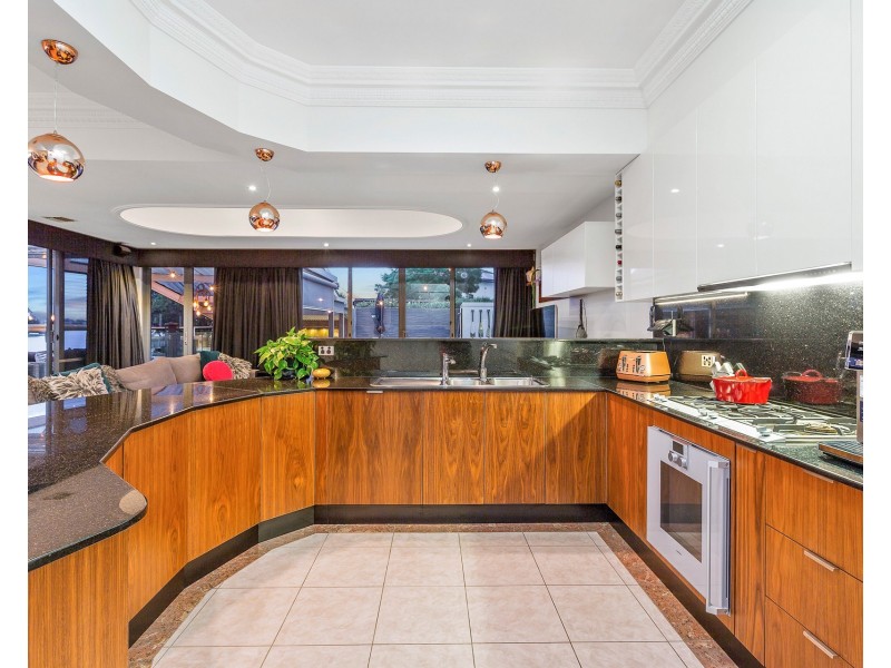 6 Panorama Way, Sanctuary Lakes VIC 3030