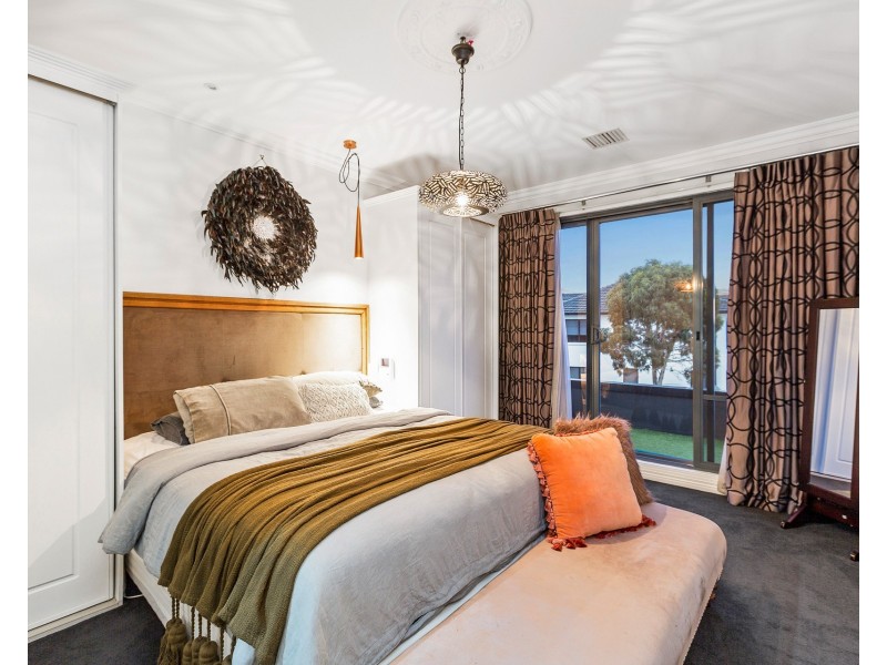 6 Panorama Way, Sanctuary Lakes VIC 3030