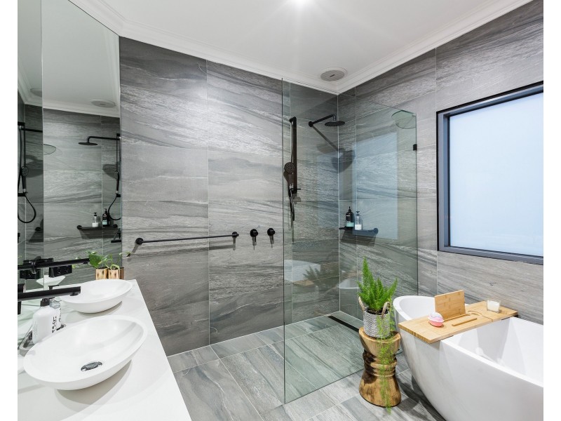 6 Panorama Way, Sanctuary Lakes VIC 3030