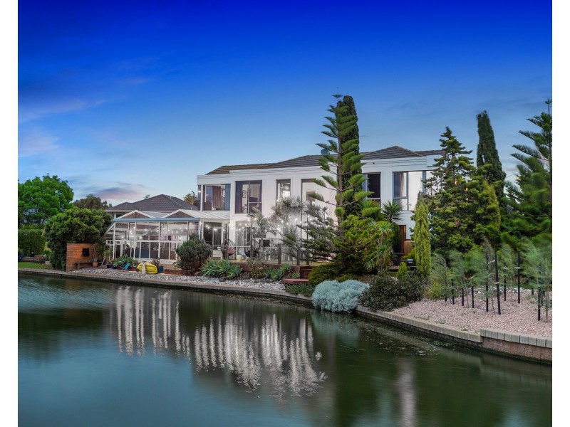 6 Panorama Way, Sanctuary Lakes VIC 3030