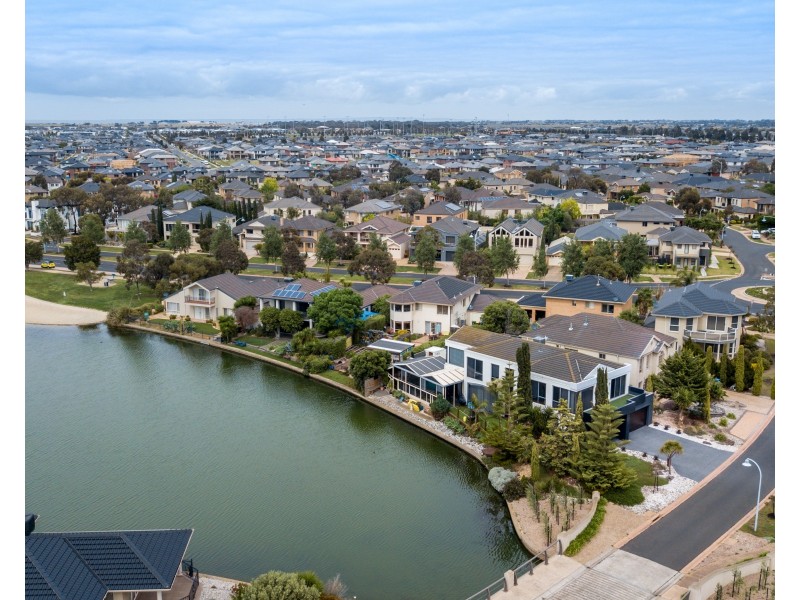 6 Panorama Way, Sanctuary Lakes VIC 3030