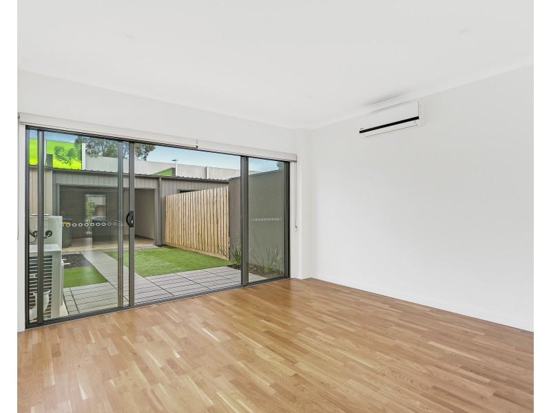 121 Waterhaven Boulevard, Point Cook VIC 3030