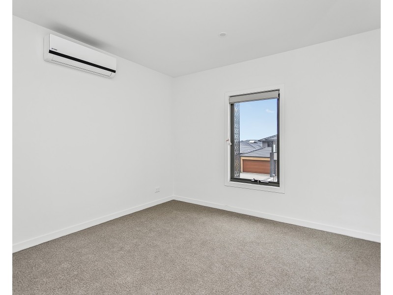 121 Waterhaven Boulevard, Point Cook VIC 3030