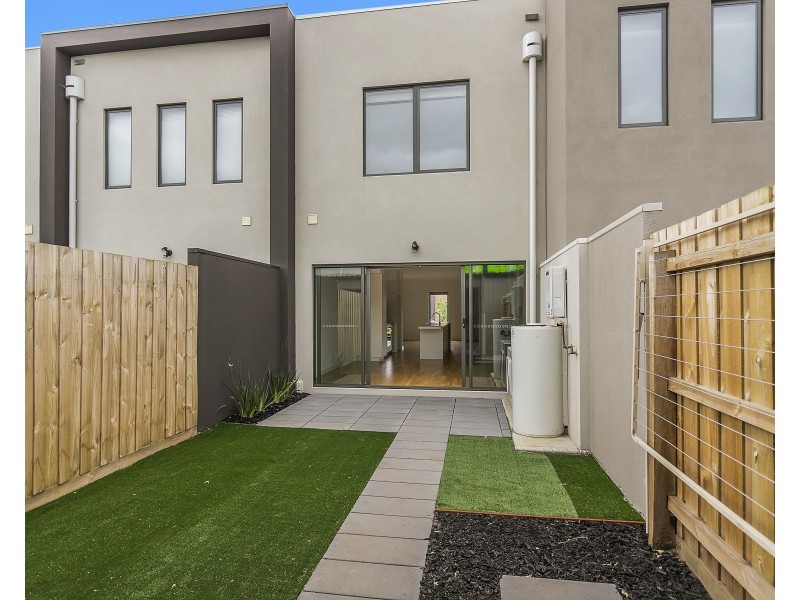 121 Waterhaven Boulevard, Point Cook VIC 3030