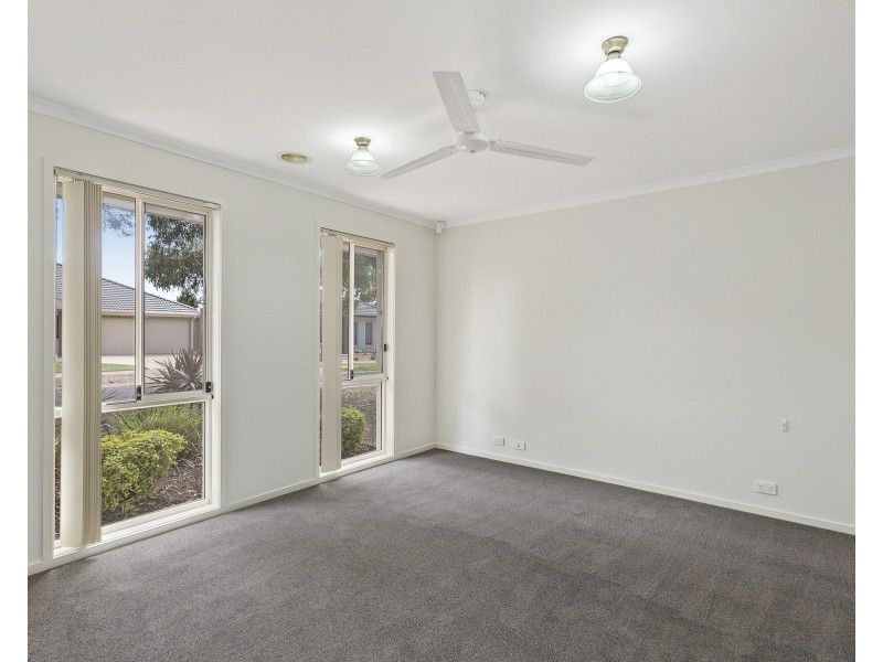 12 Riverglades Drive, Sanctuary Lakes VIC 3030