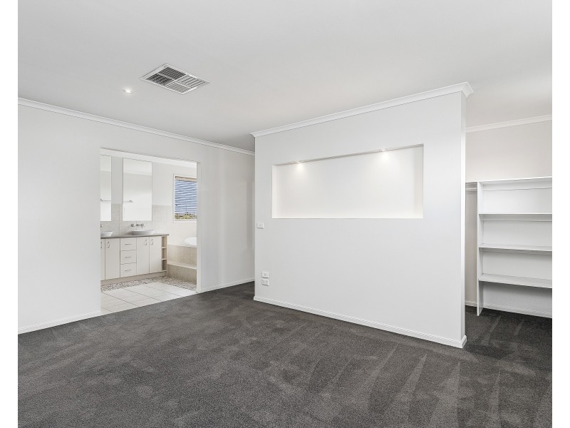 4 Coombes Court, Point Cook VIC 3030