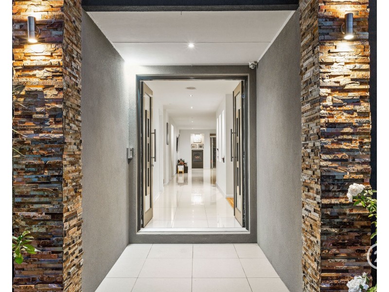 3 Sunseeker Chase, Sanctuary Lakes VIC 3030