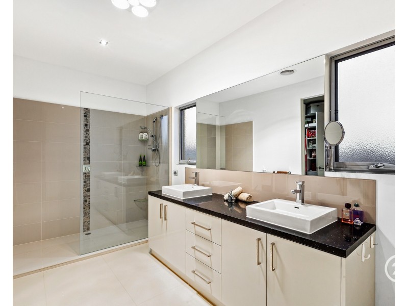 3 Sunseeker Chase, Sanctuary Lakes VIC 3030