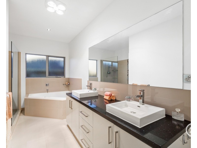 3 Sunseeker Chase, Sanctuary Lakes VIC 3030