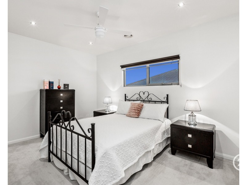 3 Sunseeker Chase, Sanctuary Lakes VIC 3030