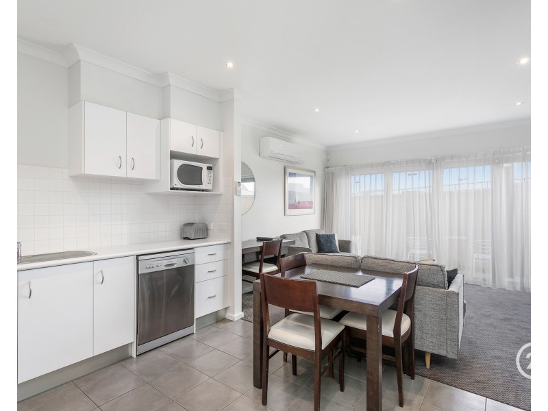 10/9 Greg Norman Drive, Sanctuary Lakes VIC 3030