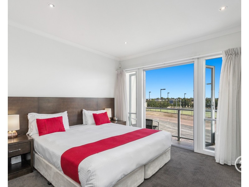 10/9 Greg Norman Drive, Sanctuary Lakes VIC 3030