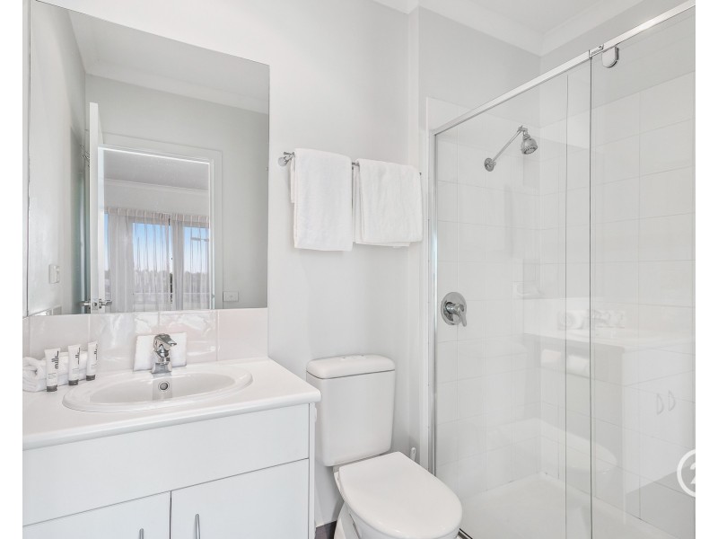 10/9 Greg Norman Drive, Sanctuary Lakes VIC 3030