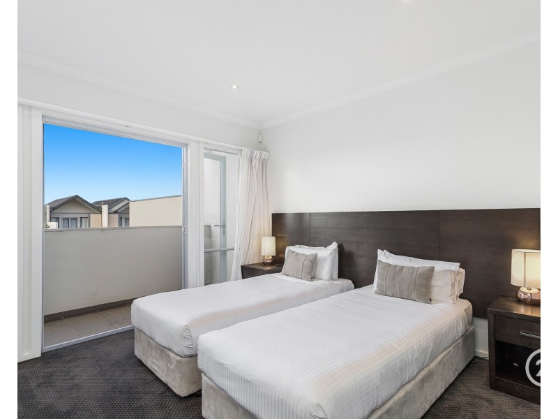 10/9 Greg Norman Drive, Sanctuary Lakes VIC 3030