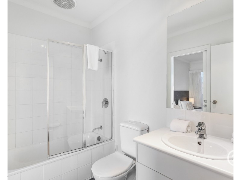 10/9 Greg Norman Drive, Sanctuary Lakes VIC 3030