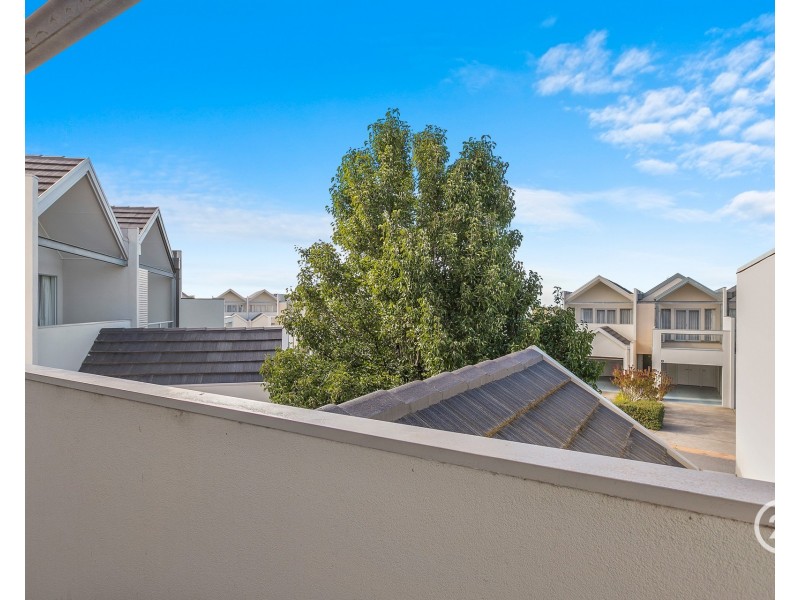 10/9 Greg Norman Drive, Sanctuary Lakes VIC 3030