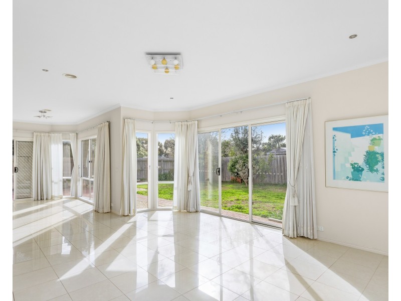 2 Kenross Close, Point Cook VIC 3030