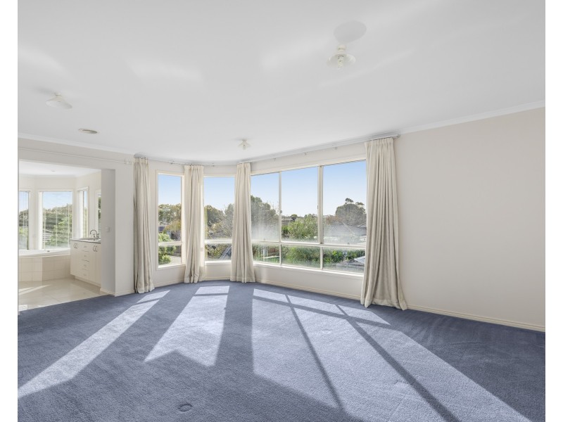 2 Kenross Close, Point Cook VIC 3030
