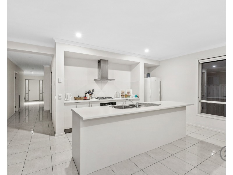 31 Seafarer Way, Sanctuary Lakes VIC 3030