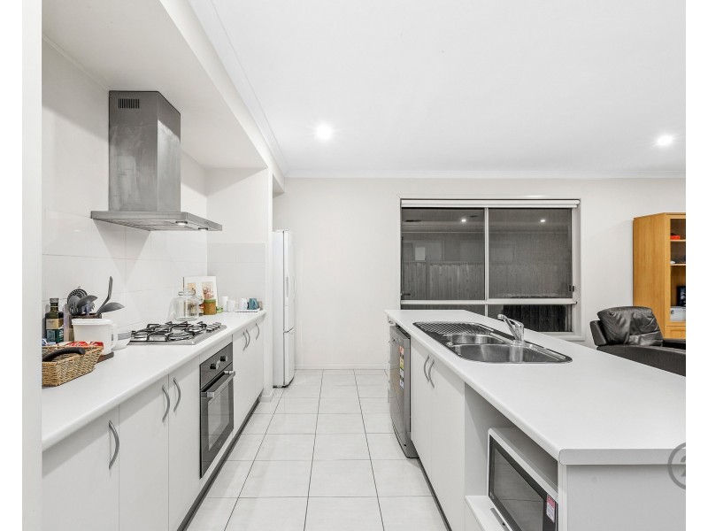 31 Seafarer Way, Sanctuary Lakes VIC 3030