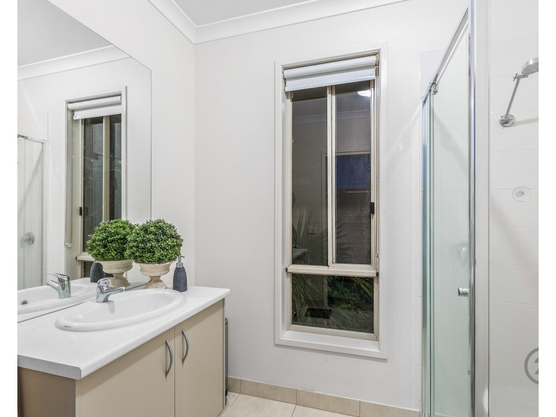 31 Seafarer Way, Sanctuary Lakes VIC 3030