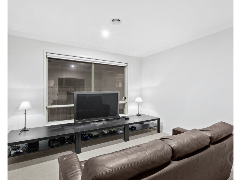 31 Seafarer Way, Sanctuary Lakes VIC 3030