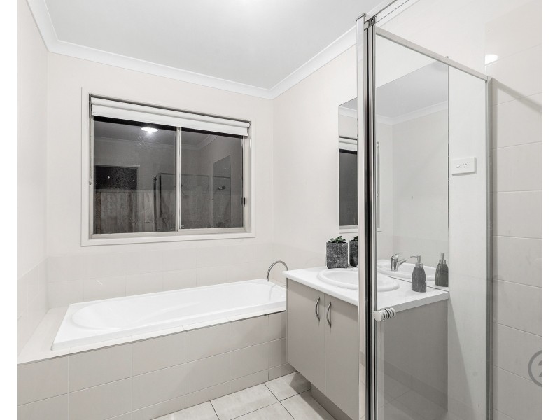 31 Seafarer Way, Sanctuary Lakes VIC 3030