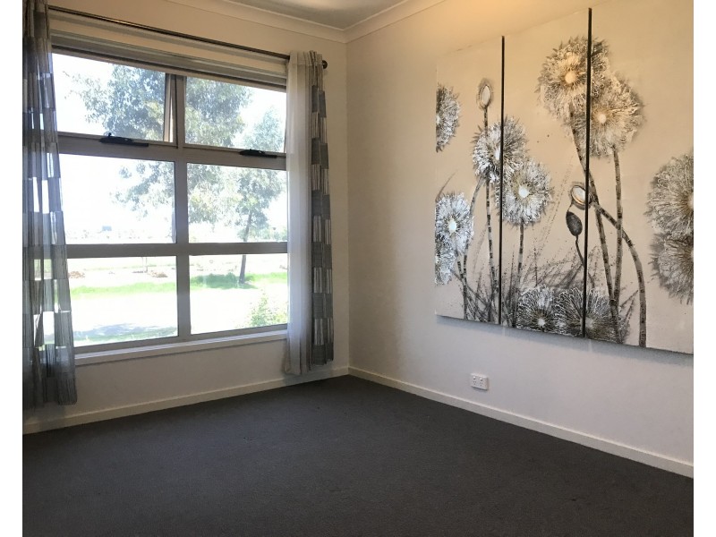 15 Chessington Drive, Williams Landing VIC 3027