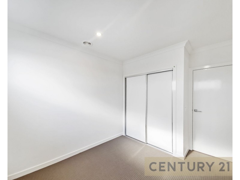 8 Lenox Walk, Point Cook VIC 3030