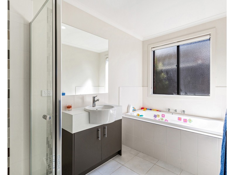 16 Jemma Avenue, Point Cook VIC 3030